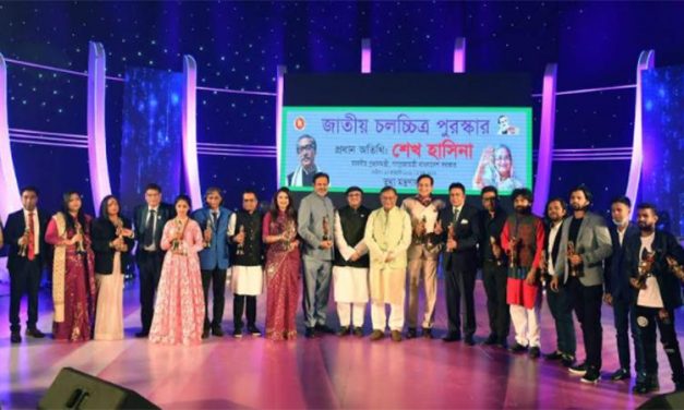 বিজয়ীদের হাতে ‘জাতীয় চলচ্চিত্র পুরস্কার ২০১৯’