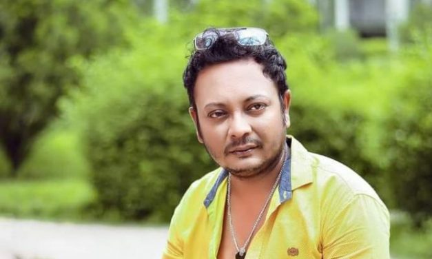 অপুর হাতে ১১ ছবি