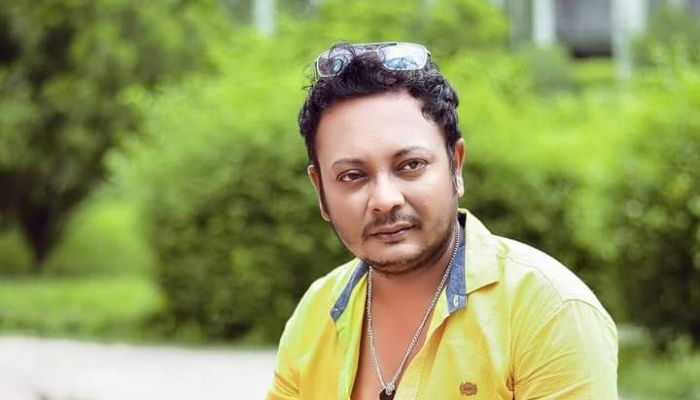 অপুর হাতে ১১ ছবি