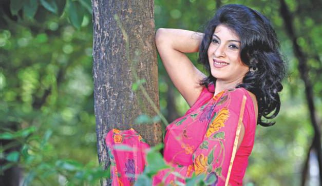 নাম্বার ওয়ান মডেল মৌ