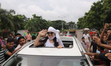 কারামুক্ত হয়েই সবার উদ্দেশে হাত নাড়লেন পরীমনি