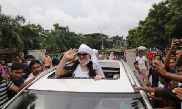 কারামুক্ত হয়েই সবার উদ্দেশে হাত নাড়লেন পরীমনি