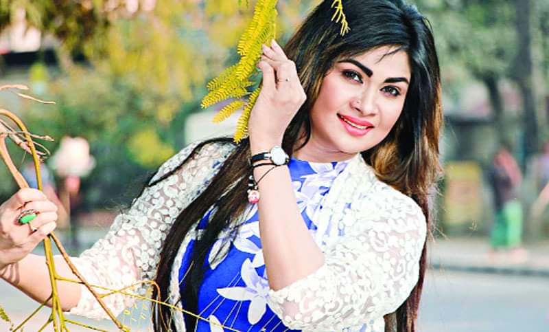 সাবেক স্বামীর বিমান ছিনতাই নিয়ে সিনেমায় আপত্তি সিমলার