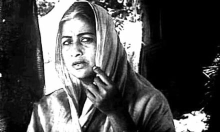 শিক্ষকতা ছেড়ে অভিনয়কে আপন করে নেন আয়েশা আখতার