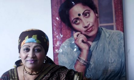 কাউকে চিনতে পারছেন না আনোয়ারা