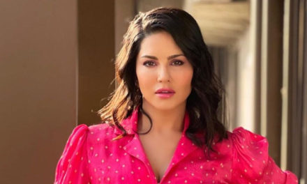 সানি লিওনকে ঢাকায় আসার অনুমতি দিয়ে পরে বাতিল