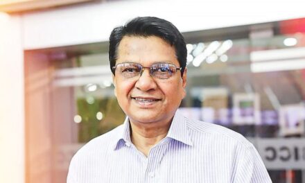 ৫০ বছর আগে এই দিনে প্রথমবার ক্যামেরার সামনে দাঁড়ান আলমগীর