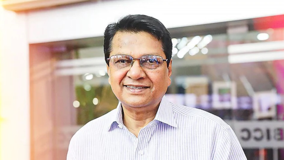 ৫০ বছর আগে এই দিনে প্রথমবার ক্যামেরার সামনে দাঁড়ান আলমগীর