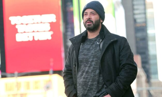 সাত মাস প্রতীক্ষা শেষে গ্রিন কার্ড নিয়েই দেশে ফিরছেন শাকিব খান