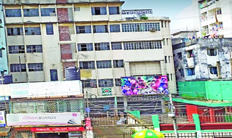 শফি বিক্রমপুরীর ‘পদ্মা’ ও ‘সুরমা’ ভেঙে হচ্ছে মার্কেট