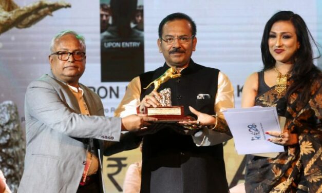 কলকাতায় যৌথভাবে সেরা ‘কুড়া পক্ষীর শূন্যে উড়া’