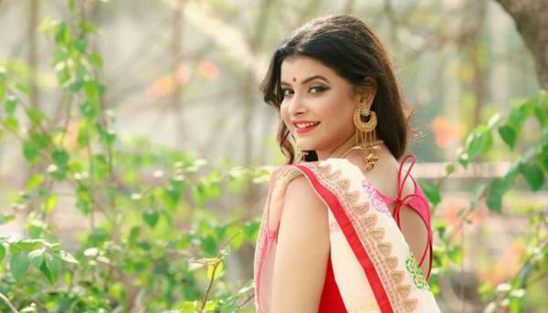 খোলামেলা ফটোশুটের বয়সে পড়াশোনায় ব্যস্ত শবনম ফারিয়া