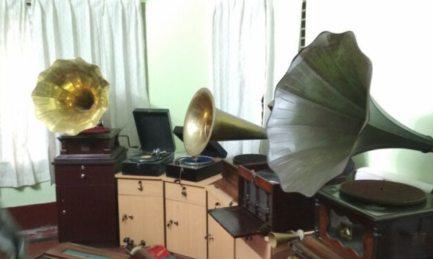 পুরোনো গ্রামোফোন