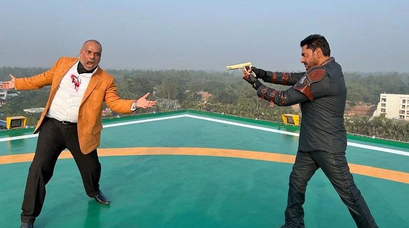 কিল হিম: অ্যাকশন-থ্রিলারের অ্যাকশনে নেই বাজেট