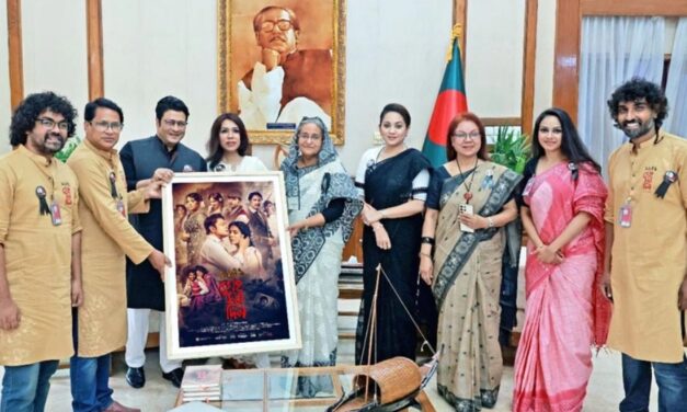 প্রধানমন্ত্রীর সঙ্গে টিম ‘১৯৭১ সেই সব দিন’