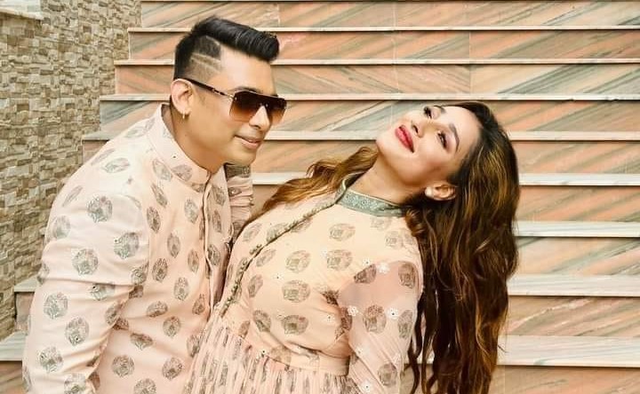 ‘হাত ধরা’ নিয়ে আপত্তি, শুটিং শেষ না করেই কলকাতায় সায়ন্তিকা