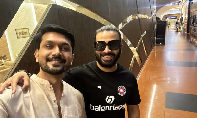 একই ফ্লাইটে মুম্বাইয়ে শাকিব-শুভ