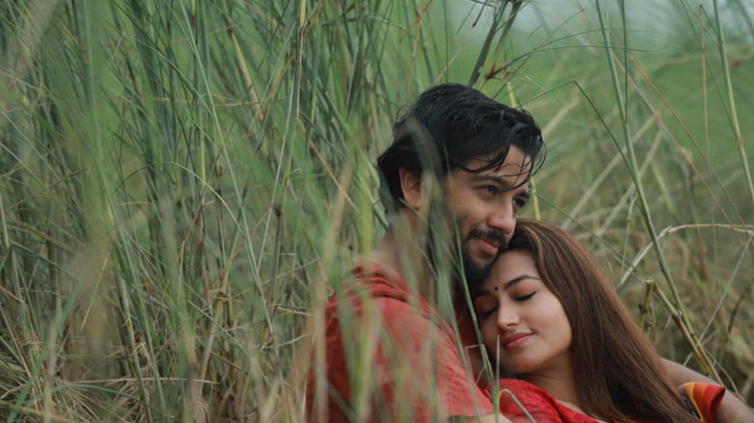 জীবনের কাছাকাছি ‘কাছের মানুষ দূরে থুইয়া’