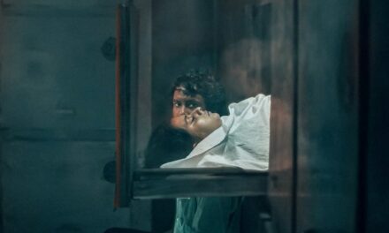 দেয়ালের দেশ: বিষাদগ্রস্ত এক দিনের সংসার