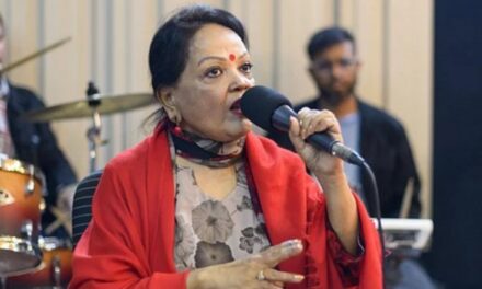 কামব্যাক কনসার্টে গানের মাঝে লুটিয়ে পড়েন সাবিনা ইয়াসমীন; এখন ভালো আছেন