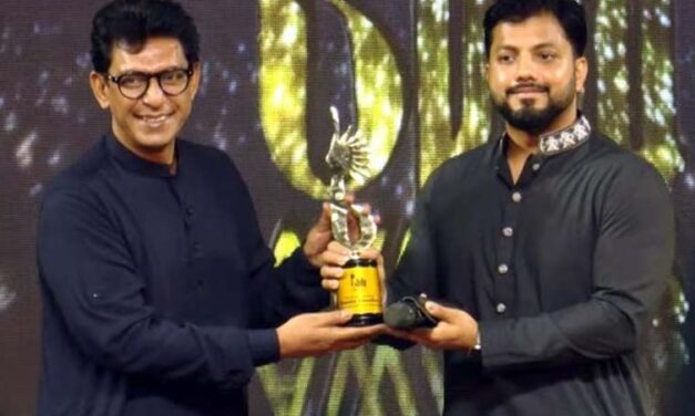 চঞ্চল চৌধুরী হাতে পুরস্কার তুলে দেয়ার ঘটনায় ক্ষমা চাইলেন ইশরাক