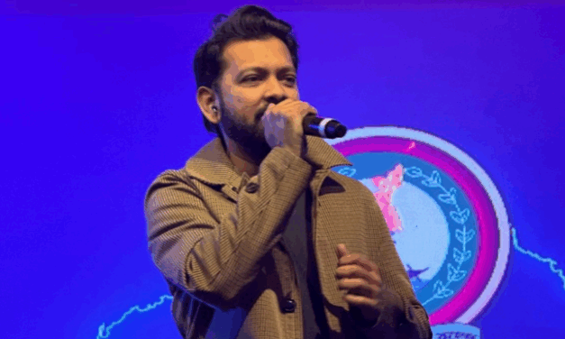 মেয়ে বড় হয়ে যাচ্ছে, এখন যদি মঞ্চে দাঁড়িয়ে গাই ‘দূরে তুমি দাঁড়িয়ে’—দেখতে কেমন লাগে!