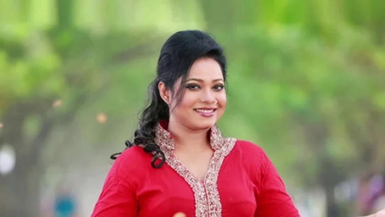 পারফেক্ট প্লেব্যাক সিঙ্গার ডলি সায়ন্তনী